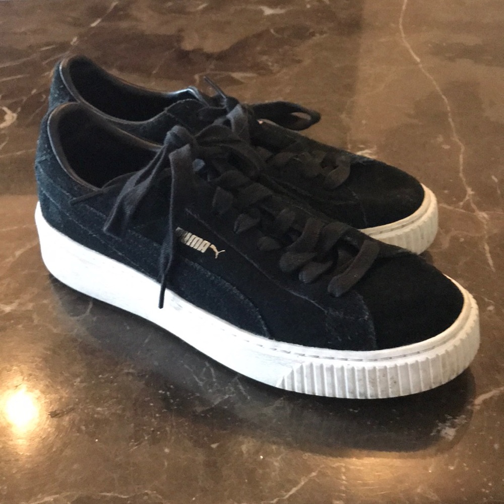 Black suede Pumas